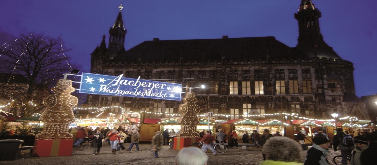 aken.weihn.markttor-mit-blick-zum-rathaus_(c)-michael_jaspers.klein