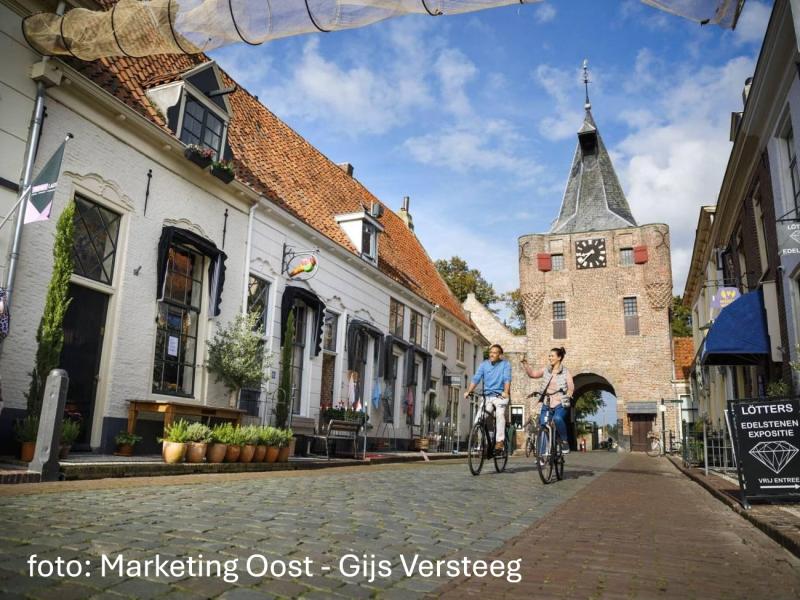 elburg-vischpoort-fietsers-1-marketingoost-fotograaf-gijs-versteeg-(1)-3-(3)