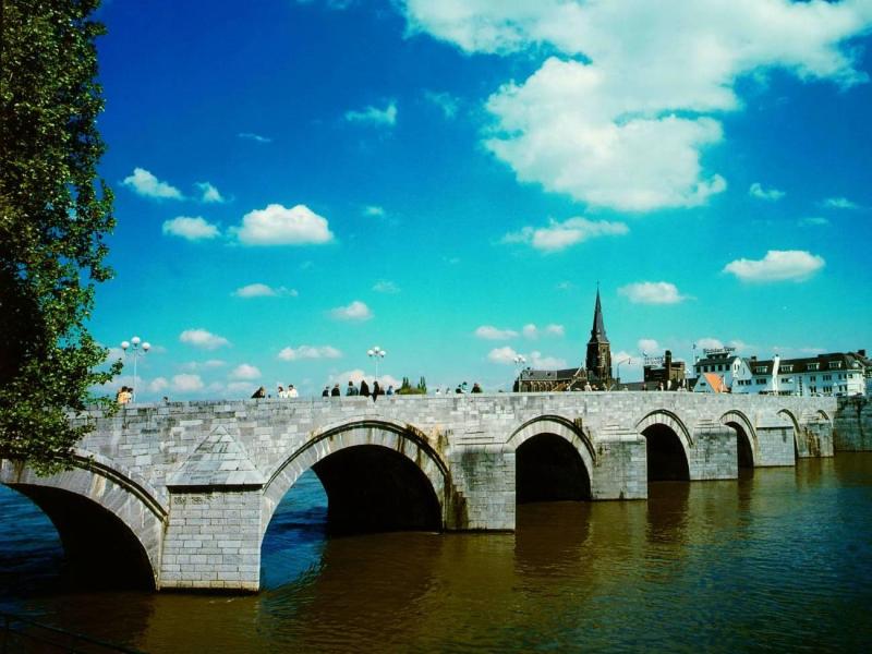 maastricht9802808-st-servaasbrug-copyright-vvv-maastrichtstudiopress-6