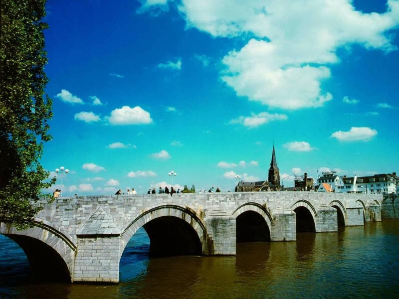 maastricht9802808-st-servaasbrug-copyright-vvv-maastrichtstudiopress-9